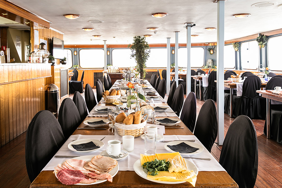 rederij_ameland_rondvaart_europoort_de_ameland_tafel_gedekt
